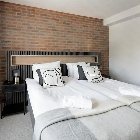 Frans & Frans - And By Uhanda