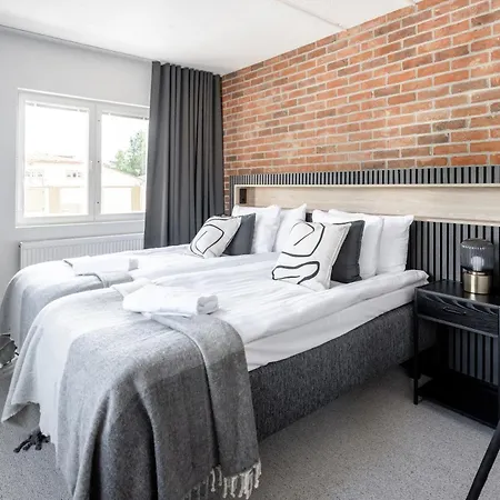 Frans & Frans - And By Uhanda