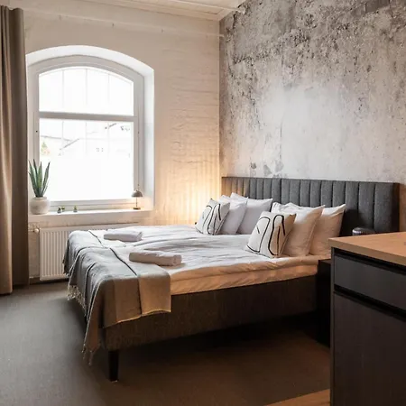 Frans & Frans - And By Uhanda 3* 라우마