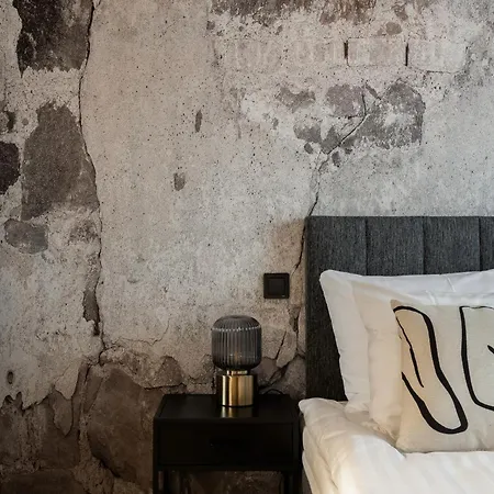 Frans & Frans - And By Uhanda 3*