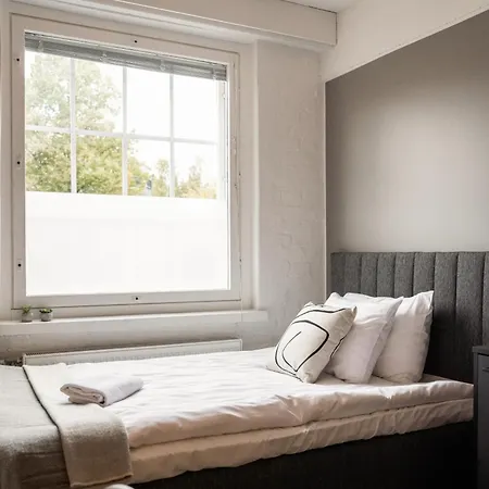 Frans & Frans - And By Uhanda