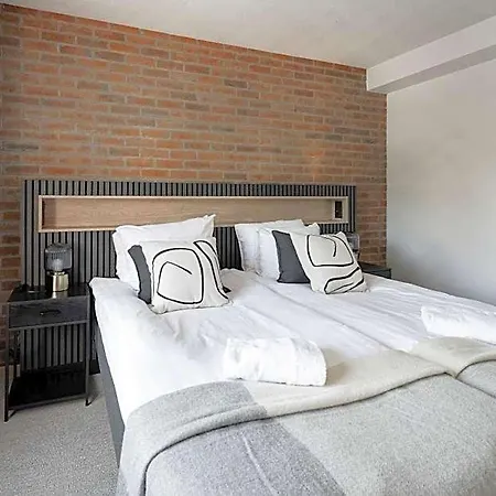 Frans & Frans - And By Uhanda Hotel 3*